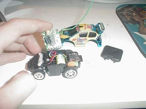 Bil Micro Peugeot 206 Custom - Her er jeg dybt inde i bilen, faktisk inde ved batteriet. (det grønne) billede 3