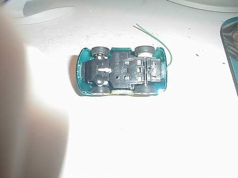 Bil Micro Peugeot 206 Custom - Her er bagsiden af bilen, der hvor man sætter den til i controlleren for at den skal oplade. billede 4