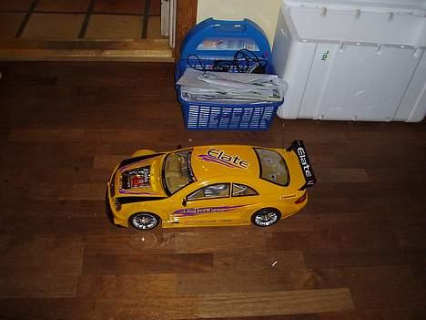 Bil mercedes-benz - her kan man se hvor stor den er i forholdet til en kurv hehe billede 3