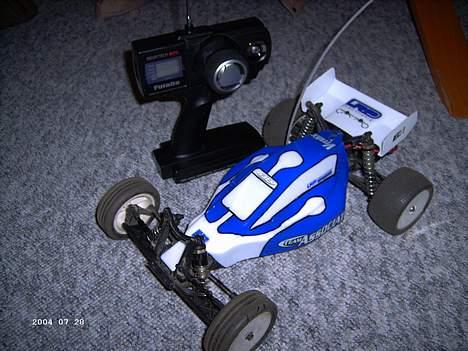 Buggy Team Associated RC10B4FT - Bilen med afdækning til vinduerne.. synes den så Lego-agtig ud ;-) billede 4