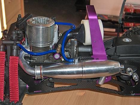 Bil Savage SS25 (R.I.P) - Monteret Nova kølertårn, blå nitro-slanger og  RDL RaceSpec HPI Savage 2 kammer udstødning (KLR edition). billede 8