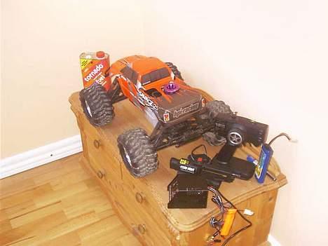 Off-Roader Savage 25  - Alt hvad der følger med til bilen - extra motor, bakgear + diverse ting og 5l NITRO billede 8