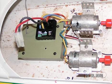 Båd Air Streak /High marine - Modtageren er inde i denne vandtætte box og ovenpå den ser i ESC´en der også er 100% vandtætt billede 3