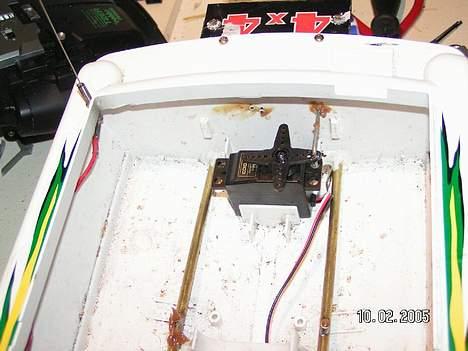 Båd Air Streak /High marine - Servoen var lige til at plasere der, den sidder fast ved hjælp af en CPU kølefinne holder, det passer lige til :)) billede 6