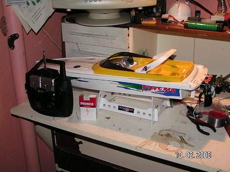 Båd Air Streak /High marine - her kan man nogenlunde se størrelsen på båden o forhold til en pakke prince. billede 9