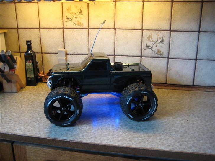 Bil Traxxas T-Maxx - kan ikke rigtig finde ud af om der skal være strafferinger på siderne! billede 5