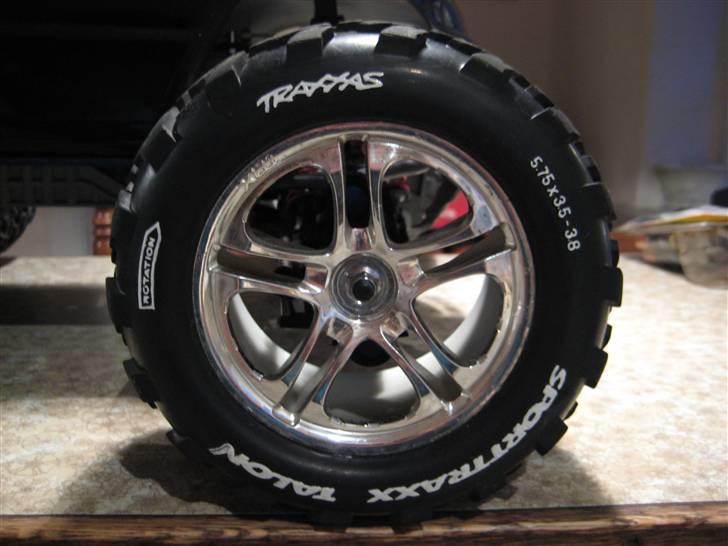 Bil Traxxas T-Maxx - har selv tegnet dækkene op. (det kræver sq rolig hånd) billede 7