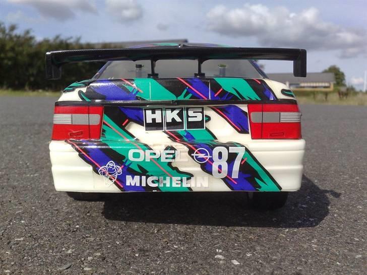 Bil HKS Opel Vectra '87 FF01 - Desværre ikke en 2-farvet lakering i sort og hvid, som det ellers er meningen. De hvide områder på bagende, skulle have været sorte. billede 5