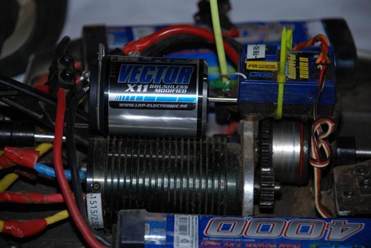 Buggy Hyper 7 PBS Brushless - Er man i tvivl om hvor stor motoren er ligger der en alm brushless til 1:10 oven på... billede 9