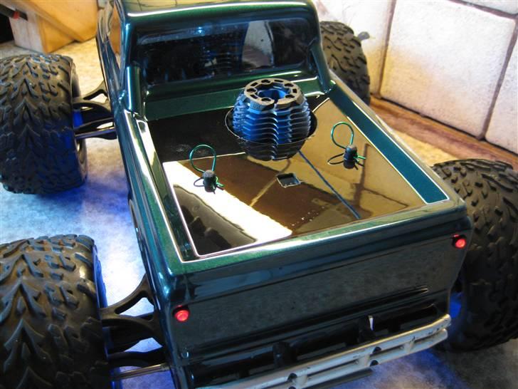 Bil Traxxas T-Maxx - her ser man de 2 farver... og de grønne clips billede 17