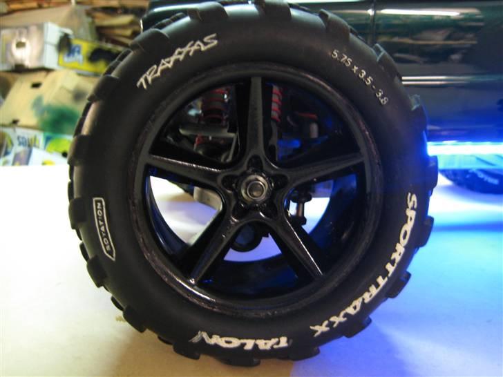 Bil Traxxas T-Maxx - selv malet dem og tegnet dem op med hvid billede 18