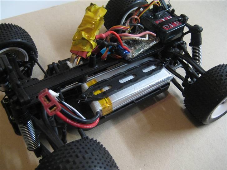 Bil XRAY M18T - Tapen dækker over et dobbelt stik til 2 lipo pakker billede 3