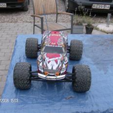 Off-Roader traxxas revo 3.3 