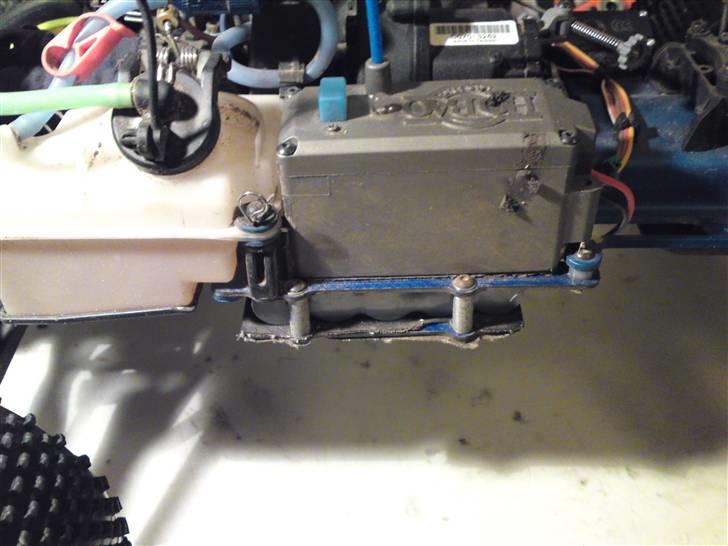 Off-Roader TraxxasRevo3.3 523STJÅLET - her kan man lige skimte de blå carbon plader der holder mit batteri, de er pakket ind i tape for ikke at skulle tage skade. billede 9