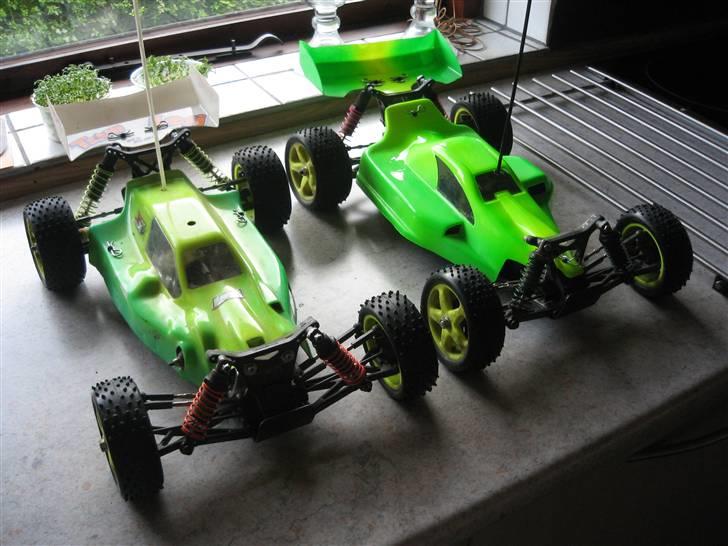 Bil Xfactory X-5 - Min losi xx4 og min xfactory X5. Losi´en kører med 3 bælter og har centermotor hvor imod X5´en har kun et bælt hvilket giver mere direkte træk.  billede 16