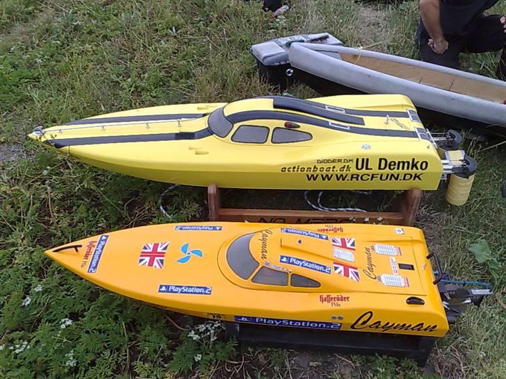 Båd Cayman fra MHZ - lillebror og storebror hænger ud sammen. billede 3