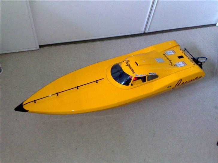 Båd Cayman fra MHZ - færdig resultat med rails samt håndtag agter i samme design billede 8