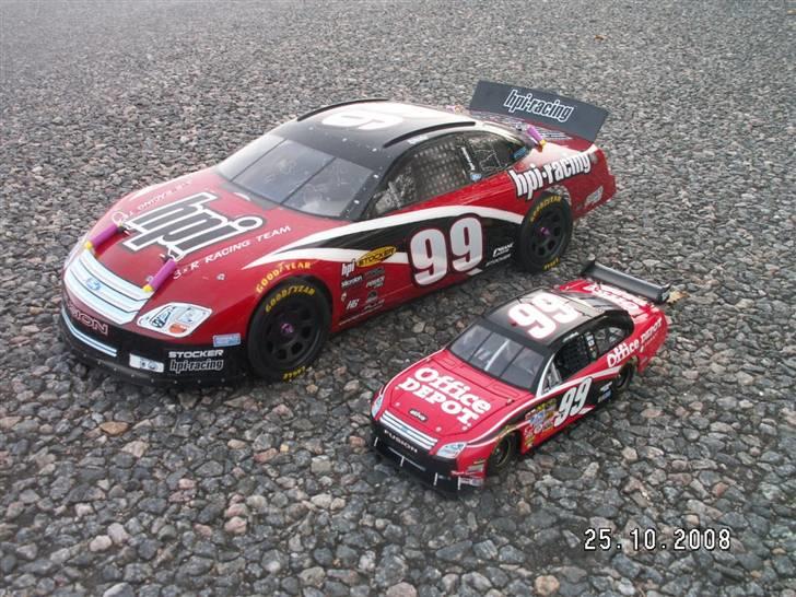 Bil HPI R40 Stocker Nascar 99 - HPI R40 Stocker Nascar Ford Fusion 99 Carl Edwards vs. Original 1:24 Nascar 99 Carl Edwards Model billede 1