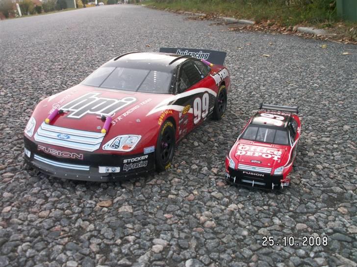 Bil HPI R40 Stocker Nascar 99 - HPI R40 Stocker Nascar Ford Fusion 99 Carl Edwards vs. Original 1:24 Nascar 99 Carl Edwards Model billede 2