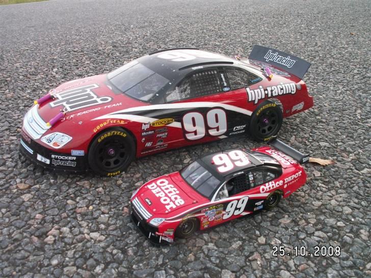 Bil HPI R40 Stocker Nascar 99 - HPI R40 Stocker Nascar Ford Fusion 99 Carl Edwards vs. Original 1:24 Nascar 99 Carl Edwards Model billede 3