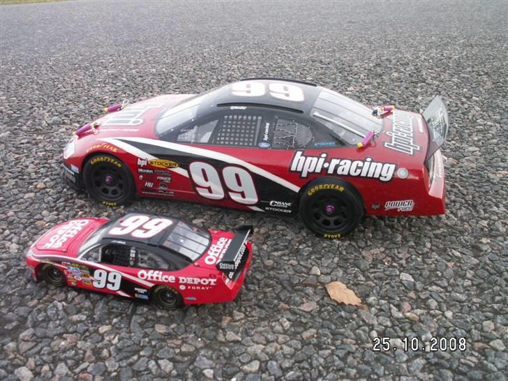 Bil HPI R40 Stocker Nascar 99 - HPI R40 Stocker Nascar Ford Fusion 99 Carl Edwards vs. Original 1:24 Nascar 99 Carl Edwards Model billede 4