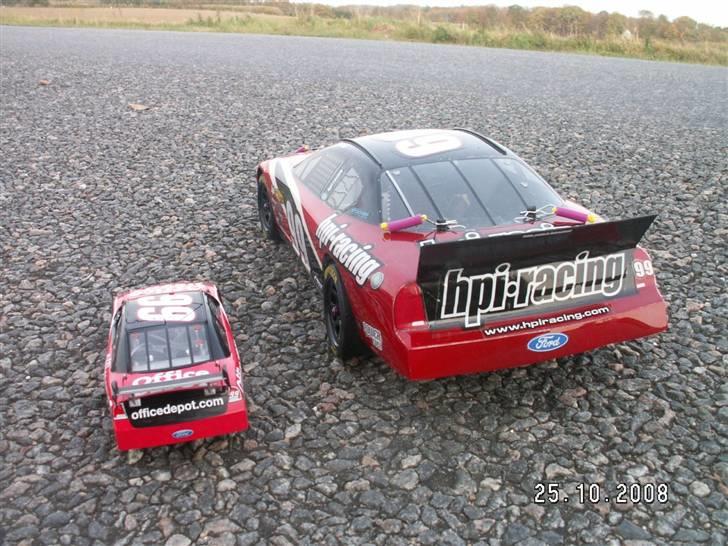 Bil HPI R40 Stocker Nascar 99 - HPI R40 Stocker Nascar Ford Fusion 99 Carl Edwards vs. Original 1:24 Nascar 99 Carl Edwards Model billede 5