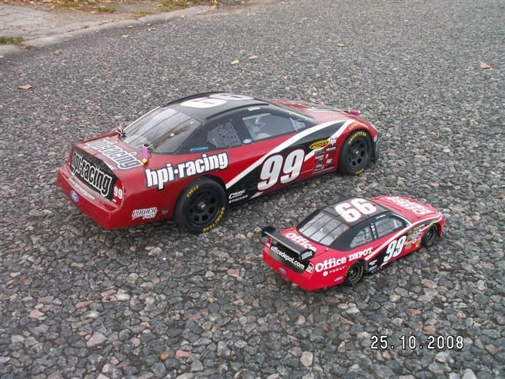 Bil HPI R40 Stocker Nascar 99 - HPI R40 Stocker Nascar Ford Fusion 99 Carl Edwards vs. Original 1:24 Nascar 99 Carl Edwards Model billede 6