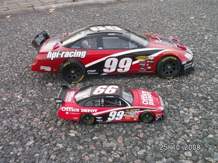 Bil HPI R40 Stocker Nascar 99 - HPI R40 Stocker Nascar Ford Fusion 99 Carl Edwards vs. Original 1:24 Nascar 99 Carl Edwards Model billede 7