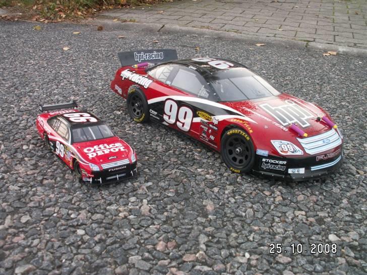 Bil HPI R40 Stocker Nascar 99 - HPI R40 Stocker Nascar Ford Fusion 99 Carl Edwards vs. Original 1:24 Nascar 99 Carl Edwards Model billede 8