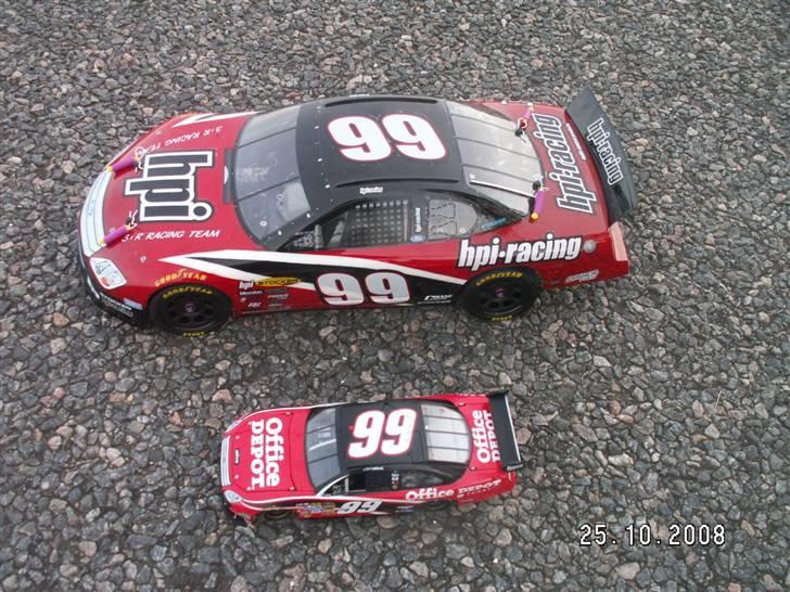 Bil HPI R40 Stocker Nascar 99 - HPI R40 Stocker Nascar Ford Fusion 99 Carl Edwards vs. Original 1:24 Nascar 99 Carl Edwards Model billede 9