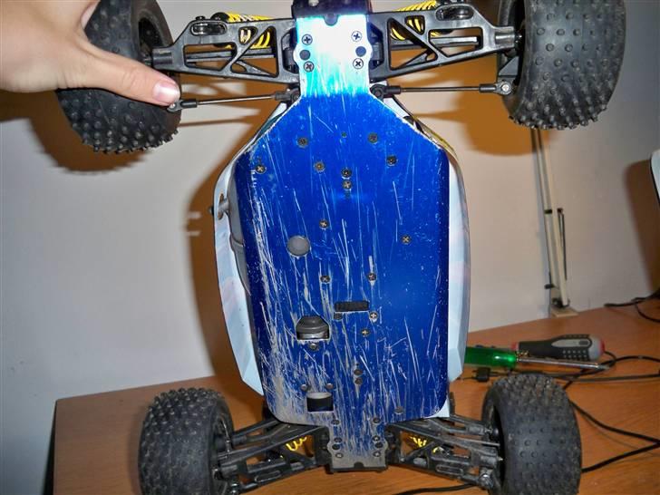 Buggy Kyosho DBX - Den blev lidt risset med de gamle støddæmpere på billede 14