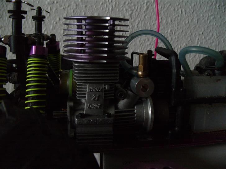 Truck HSP Tyrannosaurus - Billedet er lidt mørkt, men det kan nok skinfte at der ikke er meget plads til starter og udstødning...... venter på dele p.t billede 6