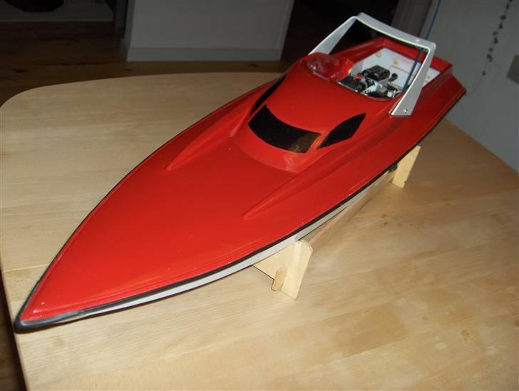 Båd Graupner - Båden er blevet omlakret fra org. da var den hvid. billede 1