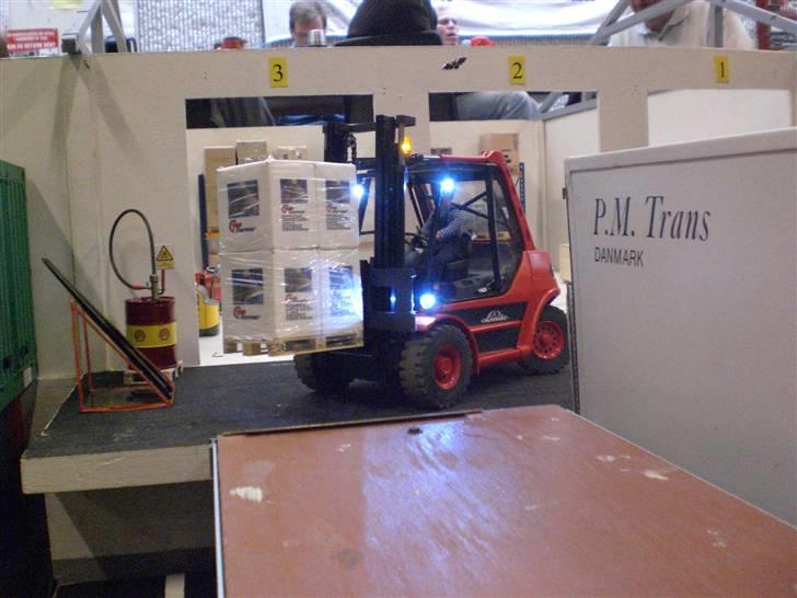 Maskiner | Linde H50 gaffeltruck - Nyeste billede! Hehe Andeas Arbejdsmand tager sig lige en pils... LOL! billede 3