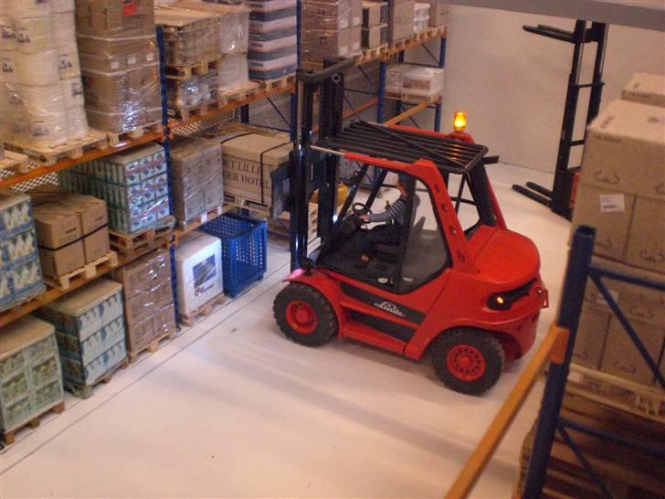 Maskiner | Linde H50 gaffeltruck - Affjedering på bagtøjet ;) (Her sidder de gamle "lygter" så man kan se forskellen! billede 6