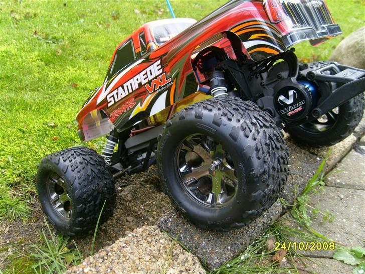 Off-Roader Stampede VXL Brushless - Kan holde til en del, selv store hop ingen problemer billede 5