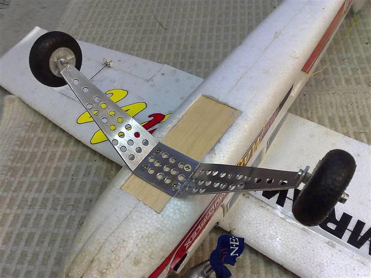 Fly Nitro MiniMag Multiplex - Måtte lige forstærke understelet, da under jomfru turen brækkede det af. Nu er det okay billede 15