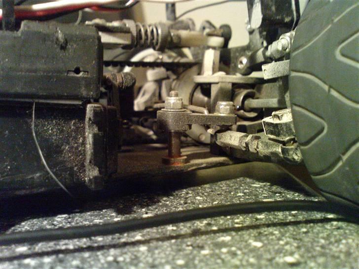 Bil yokomo YR-4 M2 i kulfiber - Lidt støvet efter drift med maler tape på dækkene ;P billede 3