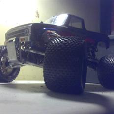 Off-Roader Traxxa's E-Maxx ALU