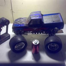 Off-Roader Traxxa's E-Maxx ALU