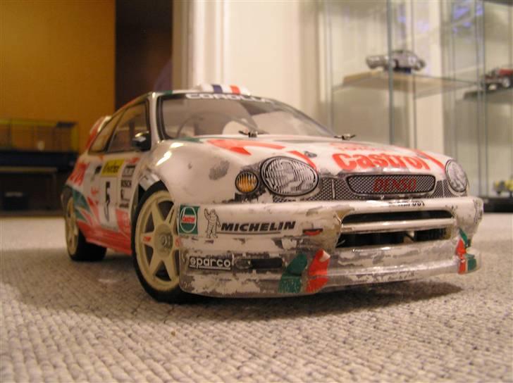 Bil Toyota Corolla WRC - Bemærk der er skåret hul til køling i fronten billede 1