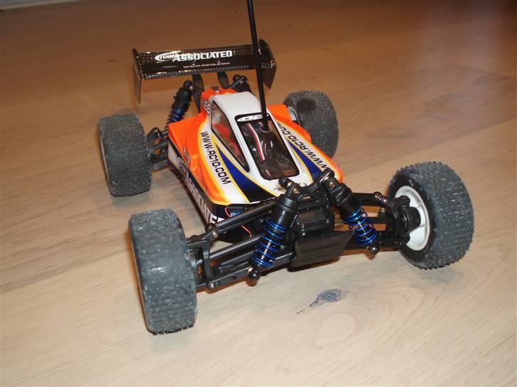 Buggy RC18B - Original dækkene holder ikke i lang tid, når der er fuld burn out på asfalt. billede 5