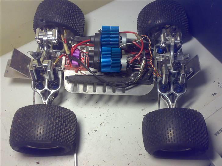 Off-Roader Traxxa's E-Maxx ALU billede 7