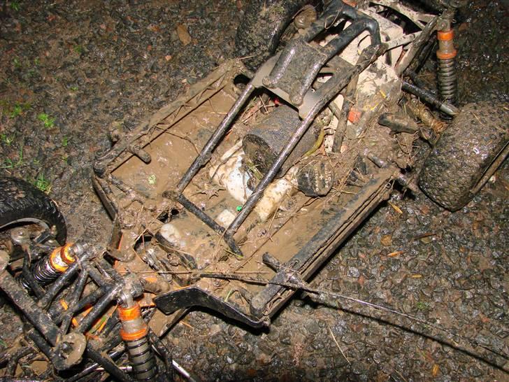 Buggy HPI BAJA 5T - sådan ser den ud under karossen billede 2