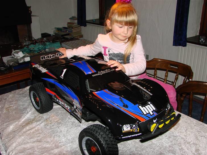 Buggy HPI BAJA 5T - Den store karosse, hvor skrøbelig den end ser ud, gør faktisk at den glider blødere rundt ved styrt, end en normal baja, hvor hjulene stikker ud og fanger jorden. billede 4