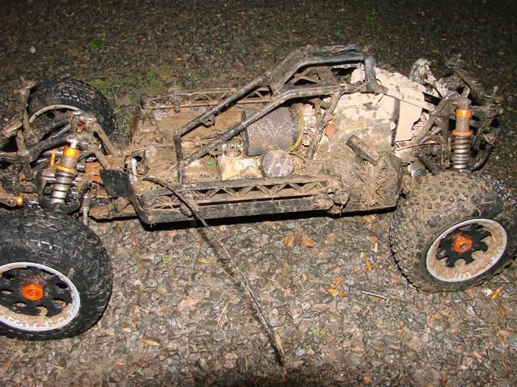 Buggy HPI BAJA 5T - tror i mig hvis jeg siger der er ret meget rengøring efter en tur i smatten ?  ( ps, har kun kørt 30 min efter den kom ud af kassen fra fabrikken) billede 9