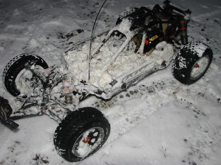 Buggy HPI BAJA 5T - en smule sne rydning i kabinen efter kørsel er nødvendigt billede 16