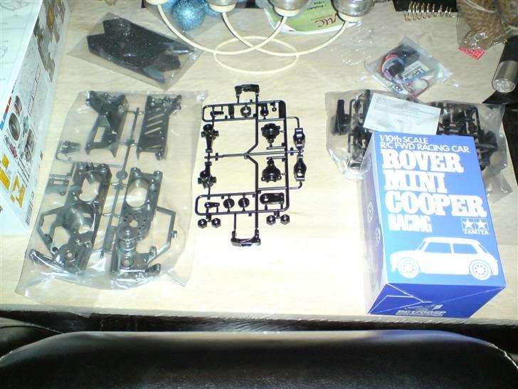 Bil tamiya m-03 cooper solgt - alle delene er nu fundet frem, og manualen klar til at blive læst før der skal samles  billede 2