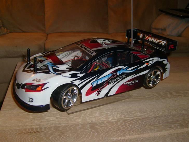 Bil Brushless HBX CoolFire  - I drift mode står på en hjemme lavet holder, den er nice når man skal arbejde med bil. F.eks hjulskift eller indstilling ad rc udstyr. billede 2