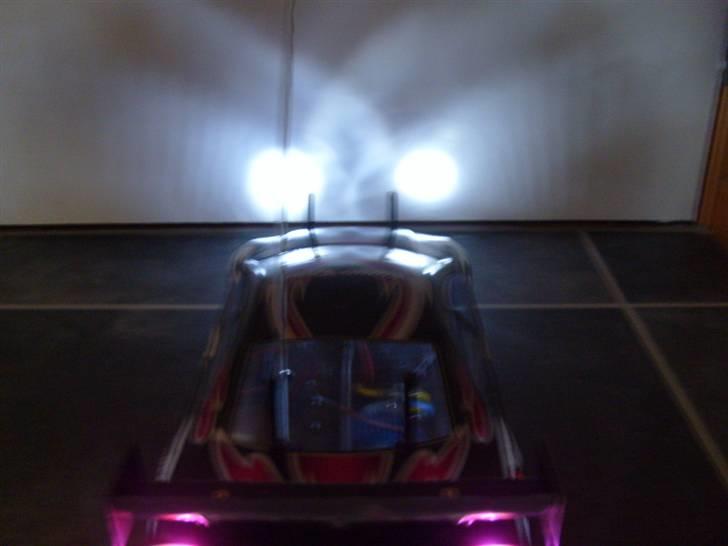 Bil Brushless HBX CoolFire  - Standart lyssæt monteret i lygtehus giver godt med lys billede 5